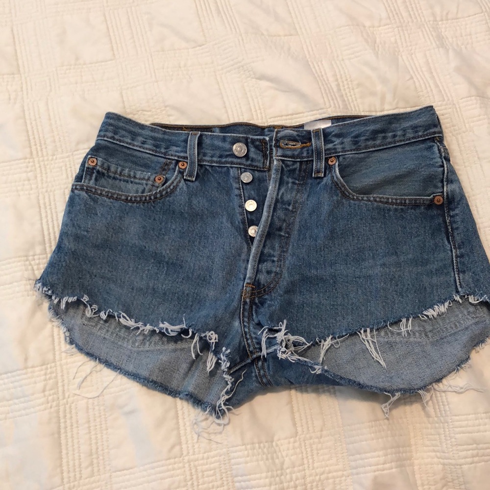 Adorable cut off Levi’s!